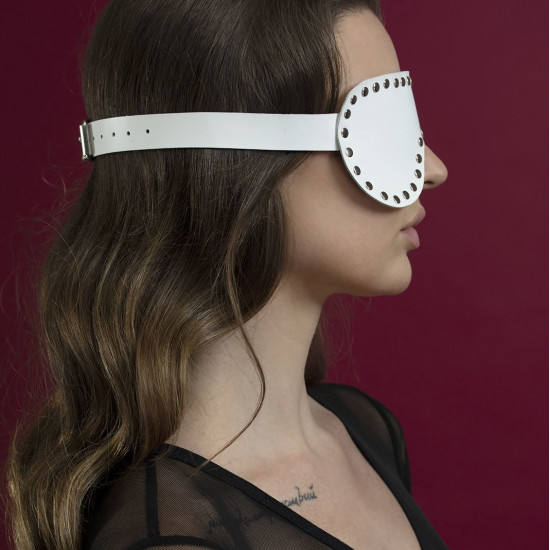 Маска на очі з заклепками Feral Feelings - Blindfold Mask, натуральна шкіра, біла Маска на очі з заклепками Feral Feelings - Blindfold Mask, натуральна шкіра, біла
