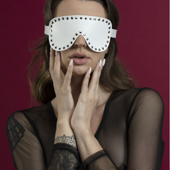 Маска на очі з заклепками Feral Feelings - Blindfold Mask, натуральна шкіра, біла Маска на очі з заклепками Feral Feelings - Blindfold Mask, натуральна шкіра, біла