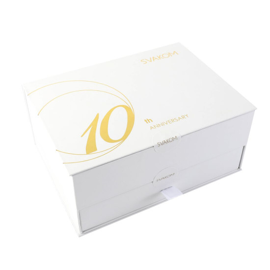 Подарунковий набір Svakom Anniversary Box: вакуумний стимулятор, стрічки, маска, лубрикант, спрей Подарунковий набір Svakom Anniversary Box: вакуумний стимулятор, стрічки, маска, лубрикант, спрей