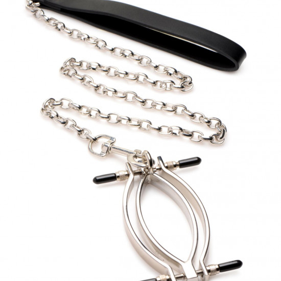 Затискач для статевих губ Master Series: Pussy Tugger Adjustable Vagina Clamp with Chain Затискач для статевих губ Master Series: Pussy Tugger Adjustable Vagina Clamp with Chain