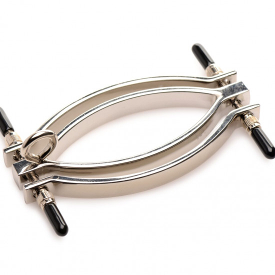 Затискач для статевих губ Master Series: Pussy Tugger Adjustable Vagina Clamp with Chain Затискач для статевих губ Master Series: Pussy Tugger Adjustable Vagina Clamp with Chain