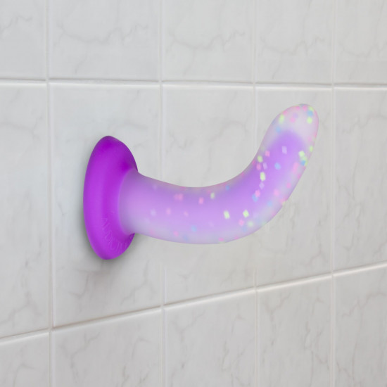 Фалоімітатор, що світиться в темряві, ADDICTION Rave 8″, Glow in the Dark Dildo Purple Confetti, 20,3 см Фалоімітатор, що світиться в темряві, ADDICTION Rave 8″, Glow in the Dark Dildo Purple Confetti, 20,3 см